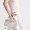Bolso pequeño Prada Bonnie de lino estampado y piel Bolso pequeño Prada Bonnie de lino estampado y piel