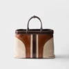 Bolso Prada de cuero envejecido con hebilla y cinturón