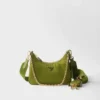 Bolso Prada Re-Edition 2005 de Re-Nylon y piel Saffiano con charm Bolso Prada Re-Edition 2005 de Re-Nylon y piel Saffiano con charm
