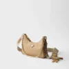 Bolso Prada Re-Edition 2005 de Re-Nylon y piel Saffiano con charm Bolso Prada Re-Edition 2005 de Re-Nylon y piel Saffiano con charm