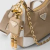 Bolso Prada Re-Edition 2005 de Re-Nylon y piel Saffiano con charm Bolso Prada Re-Edition 2005 de Re-Nylon y piel Saffiano con charm