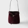 Bolso tipo cubo de ante con cinturón y hebilla de Prada Bolso tipo cubo de ante con cinturón y hebilla de Prada