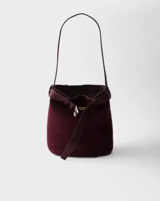 Bolso tipo cubo de ante con cinturón y hebilla de Prada