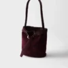 Bolso tipo cubo de ante con cinturón y hebilla de Prada Bolso tipo cubo de ante con cinturón y hebilla de Prada