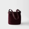 Bolso tipo cubo de ante con cinturón y hebilla de Prada Bolso tipo cubo de ante con cinturón y hebilla de Prada