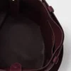 Bolso tipo cubo de ante con cinturón y hebilla de Prada Bolso tipo cubo de ante con cinturón y hebilla de Prada