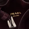 Bolso tipo cubo de ante con cinturón y hebilla de Prada Bolso tipo cubo de ante con cinturón y hebilla de Prada