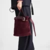 Bolso tipo cubo de ante con cinturón y hebilla de Prada Bolso tipo cubo de ante con cinturón y hebilla de Prada