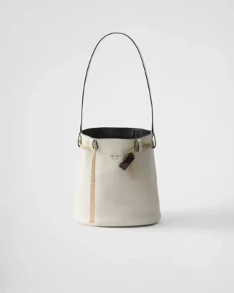 Bolso tipo cubo de piel con hebilla de Prada y cinturón con joyas