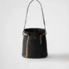 Bolso tipo cubo de piel con hebilla de Prada y cinturón con joyas Bolso tipo cubo de piel con hebilla de Prada y cinturón con joyas