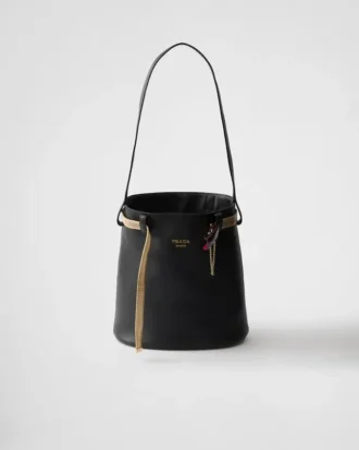 Bolso tipo cubo de piel con hebilla de Prada y cinturón con joyas