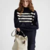 Bolso tipo cubo de piel con hebilla de Prada y cinturón con joyas Bolso tipo cubo de piel con hebilla de Prada y cinturón con joyas
