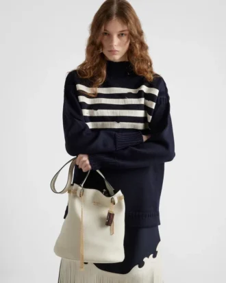 Bolso tipo cubo de piel con hebilla de Prada y cinturón con joyas