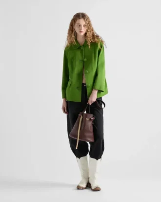 Bolso tipo cubo de piel con hebilla de Prada y cinturón con joyas