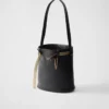 Bolso tipo cubo de piel con hebilla de Prada y cinturón con joyas Bolso tipo cubo de piel con hebilla de Prada y cinturón con joyas