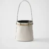Bolso tipo cubo de piel con hebilla de Prada y cinturón con joyas Bolso tipo cubo de piel con hebilla de Prada y cinturón con joyas