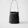 Bolso tipo cubo de piel con hebilla de Prada y cinturón con joyas Bolso tipo cubo de piel con hebilla de Prada y cinturón con joyas