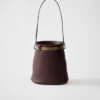 Bolso tipo cubo de piel con hebilla de Prada y cinturón con joyas Bolso tipo cubo de piel con hebilla de Prada y cinturón con joyas