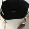 Bolso tipo cubo de piel con hebilla de Prada y cinturón con joyas Bolso tipo cubo de piel con hebilla de Prada y cinturón con joyas