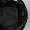Bolso tipo cubo de piel con hebilla de Prada y cinturón con joyas Bolso tipo cubo de piel con hebilla de Prada y cinturón con joyas