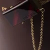Bolso tipo cubo de piel con hebilla de Prada y cinturón con joyas Bolso tipo cubo de piel con hebilla de Prada y cinturón con joyas