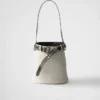 Bolso tipo cubo de piel con hebilla de Prada y cinturón con tachuelas Bolso tipo cubo de piel con hebilla de Prada y cinturón con tachuelas