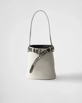 Bolso tipo cubo de piel con hebilla de Prada y cinturón con tachuelas