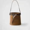 Bolso tipo cubo de piel con hebilla de Prada y cinturón con tachuelas Bolso tipo cubo de piel con hebilla de Prada y cinturón con tachuelas