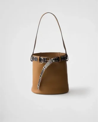 Bolso tipo cubo de piel con hebilla de Prada y cinturón con tachuelas