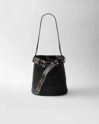 Bolso tipo cubo de piel con hebilla de Prada y cinturón con tachuelas
