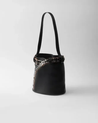 Bolso tipo cubo de piel con hebilla de Prada y cinturón con tachuelas