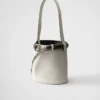 Bolso tipo cubo de piel con hebilla de Prada y cinturón con tachuelas Bolso tipo cubo de piel con hebilla de Prada y cinturón con tachuelas