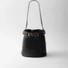 Bolso tipo cubo de piel con hebilla de Prada y cinturón con tachuelas Bolso tipo cubo de piel con hebilla de Prada y cinturón con tachuelas
