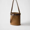 Bolso tipo cubo de piel con hebilla de Prada y cinturón con tachuelas Bolso tipo cubo de piel con hebilla de Prada y cinturón con tachuelas
