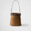 Bolso tipo cubo de piel con hebilla de Prada y cinturón con tachuelas Bolso tipo cubo de piel con hebilla de Prada y cinturón con tachuelas