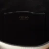 Bolso tipo cubo de piel con hebilla de Prada y cinturón con tachuelas Bolso tipo cubo de piel con hebilla de Prada y cinturón con tachuelas