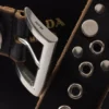 Bolso tipo cubo de piel con hebilla de Prada y cinturón con tachuelas Bolso tipo cubo de piel con hebilla de Prada y cinturón con tachuelas