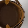 Bolso tipo cubo de piel con hebilla de Prada y cinturón con tachuelas Bolso tipo cubo de piel con hebilla de Prada y cinturón con tachuelas