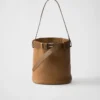Bolso tipo cubo de piel con hebilla y cinturón de Prada Bolso tipo cubo de piel con hebilla y cinturón de Prada
