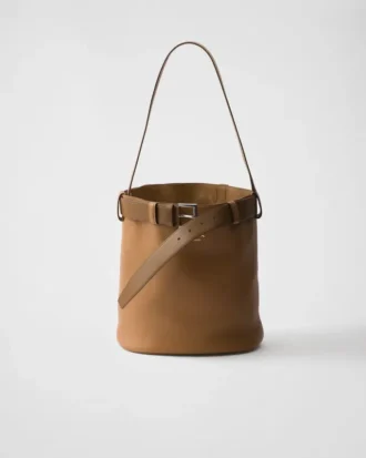 Bolso tipo cubo de piel con hebilla y cinturón de Prada