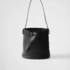 Bolso tipo cubo de piel con hebilla y cinturón de Prada Bolso tipo cubo de piel con hebilla y cinturón de Prada