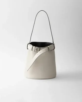 Bolso tipo cubo de piel con hebilla y cinturón de Prada