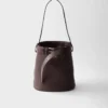 Bolso tipo cubo de piel con hebilla y cinturón de Prada