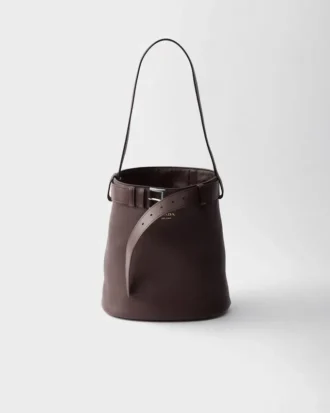 Bolso tipo cubo de piel con hebilla y cinturón de Prada