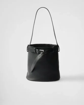 Bolso tipo cubo de piel con hebilla y cinturón de Prada