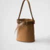Bolso tipo cubo de piel con hebilla y cinturón de Prada Bolso tipo cubo de piel con hebilla y cinturón de Prada
