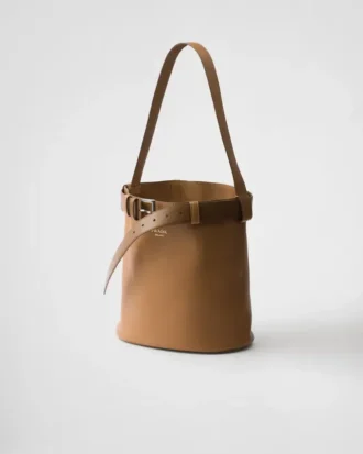 Bolso tipo cubo de piel con hebilla y cinturón de Prada