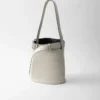 Bolso tipo cubo de piel con hebilla y cinturón de Prada