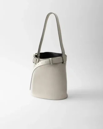 Bolso tipo cubo de piel con hebilla y cinturón de Prada