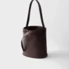 Bolso tipo cubo de piel con hebilla y cinturón de Prada